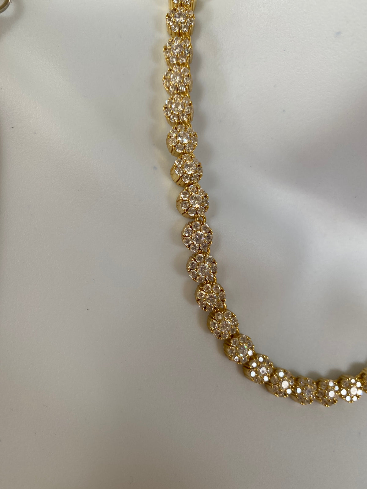 White or yellow gold chain